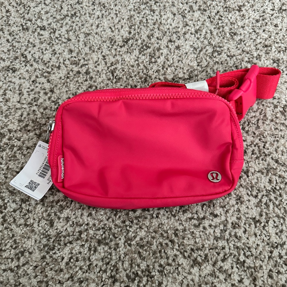 BNWT Lululemon belt bag in lipgloss
